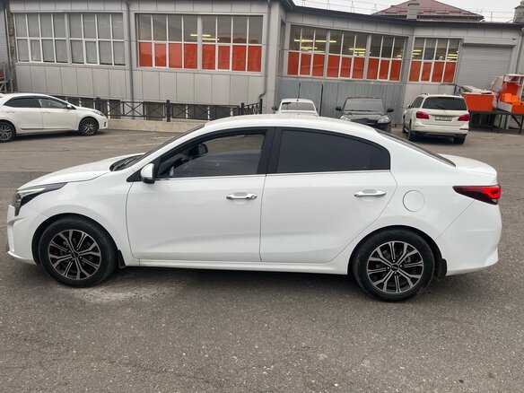 2020 Kia Rio IV Рестайлинг, белый, 1485000 рублей - вид 3