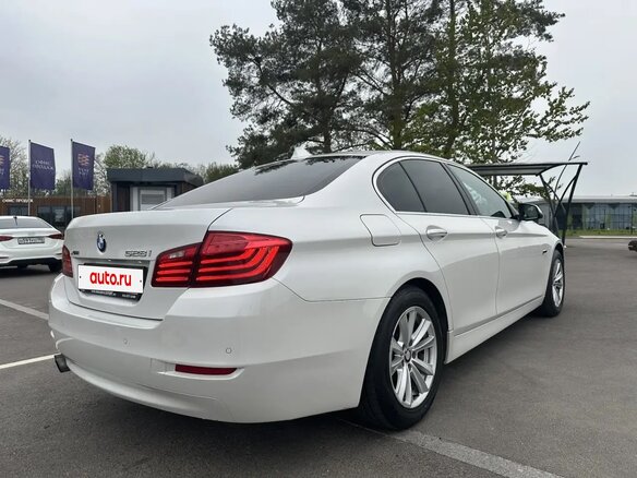 2013 BMW 5 серии 528i xDrive VI (F10/F11/F07) Рестайлинг, белый, 1790000 рублей - вид 4