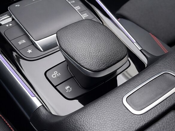 2020 Mercedes-Benz GLA AMG 35 AMG II (H247), чёрный, 3900000 рублей - вид 11
