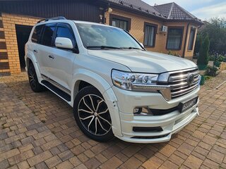 2018 Toyota Land Cruiser 200 Series Рестайлинг 2, белый, 6500000 рублей, вид 3