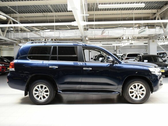 2017 Toyota Land Cruiser 200 Series Рестайлинг 2, синий, 5750000 рублей - вид 4