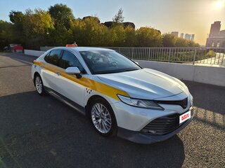 2020 Toyota Camry VIII (XV70), белый, 2050000 рублей, вид 2