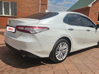 2019 Toyota Camry VIII (XV70), белый, 2450000 рублей, вид 4