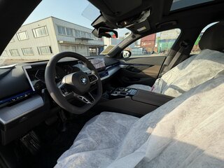 2025 BMW 5 серии 530i VIII (G60/G61/G68), чёрный, 9490000 рублей, вид 4
