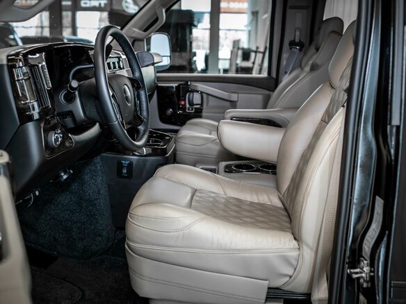 2024 GMC Savana I Рестайлинг, чёрный, 14999999 рублей - вид 14