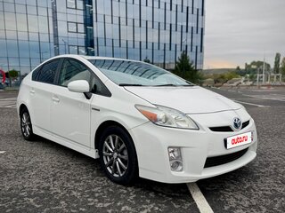 2010 Toyota Prius III (XW30), белый, 1100000 рублей, вид 3