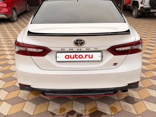 2021 Toyota Camry VIII (XV70) Рестайлинг, белый, 3000000 рублей, вид 4