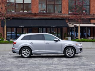 2021 Audi Q7 55 TFSI II (4M) Рестайлинг, серебристый, 5590000 рублей, вид 5