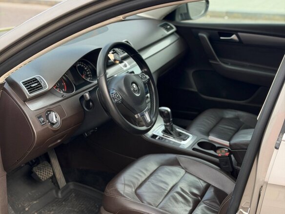 2013 Volkswagen Passat B7, бежевый, 915000 рублей - вид 13