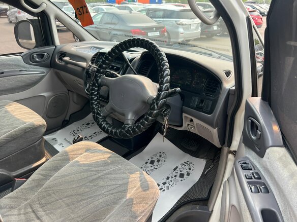 1991 Mitsubishi Delica III, белый, 979000 рублей - вид 10
