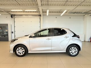 2021 Toyota Yaris IV, серый, 1179000 рублей, вид 3