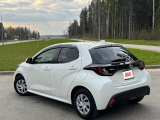 2020 Toyota Yaris IV, белый, 1550000 рублей, вид 4