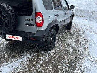 2013 Chevrolet Niva I Рестайлинг, серебристый, 470000 рублей, вид 2