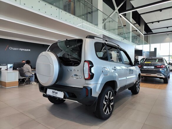 2026 Lada (ВАЗ) Niva Travel I Рестайлинг, серебристый, 1809000 рублей - вид 3
