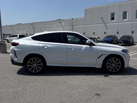 2021 BMW X6 40i III (G06), белый, 7500000 рублей - вид 2
