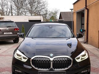 2020 BMW 1 серии 118i III (F40), чёрный, 1810220 рублей, вид 1