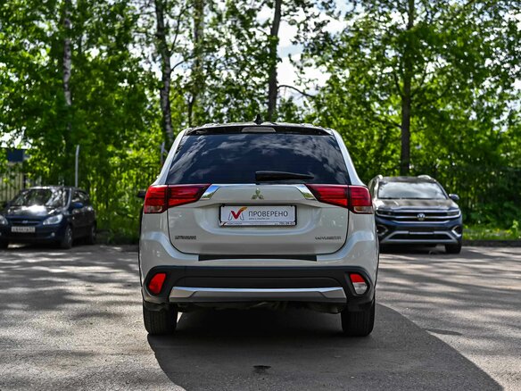 2018 Mitsubishi Outlander III Рестайлинг 2, белый - вид 3