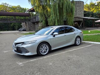 2019 Toyota Camry VIII (XV70), серебристый, 3500000 рублей, вид 2