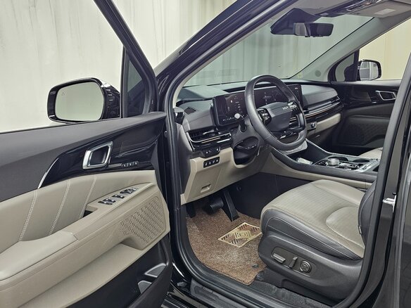 2025 Kia Carnival IV Рестайлинг, чёрный - вид 4