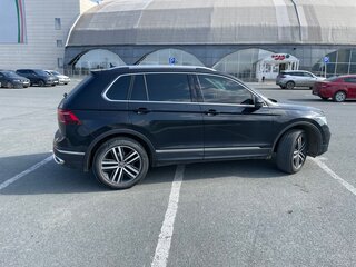 2021 Volkswagen Tiguan II Рестайлинг, чёрный, 3300000 рублей, вид 3