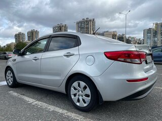 2016 Kia Rio III Рестайлинг, серебристый, 950000 рублей, вид 4