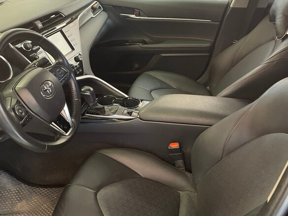 2020 Toyota Camry VIII (XV70), чёрный, 3200000 рублей - вид 7