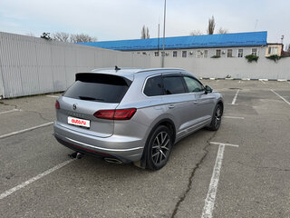 2019 Volkswagen Touareg III, серебристый, 5999000 рублей, вид 3