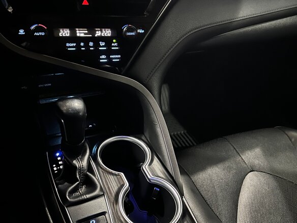 2021 Toyota Camry VIII (XV70) Рестайлинг, красный, 3000000 рублей - вид 9
