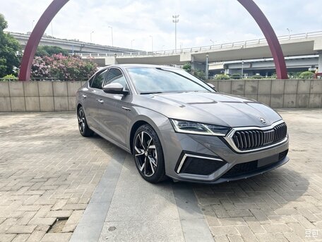 2022 Skoda Octavia IV (A8), серый, 2250000 рублей, вид 3