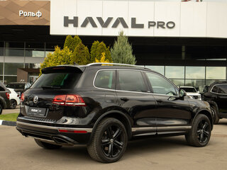 2017 Volkswagen Touareg II Рестайлинг, чёрный, 3680000 рублей, вид 4