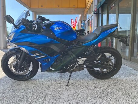 2019 Kawasaki Ninja 650, синий, 695000 рублей, вид 1