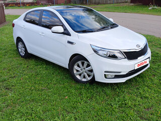 2017 Kia Rio III Рестайлинг, белый, 900000 рублей, вид 3