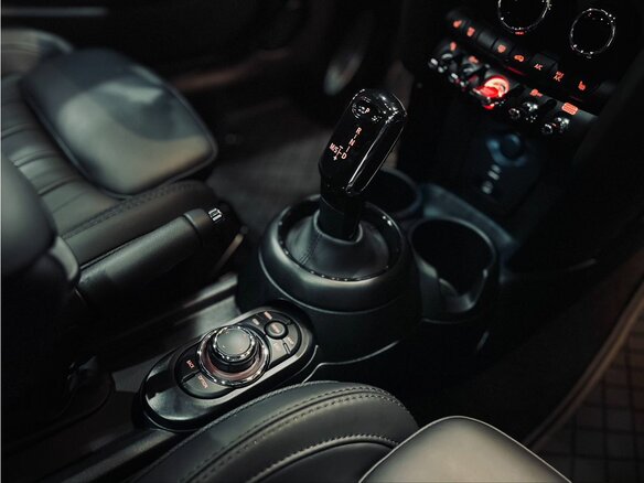 2023 Mini Hatch Cooper S III (F55/F56) Рестайлинг 2, чёрный - вид 12