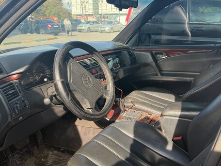 1996 Mercedes-Benz E-Класс 220 II (W210, S210), чёрный, 80000 рублей, вид 5