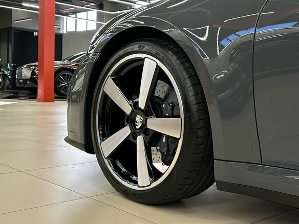 2024 Porsche 911 Carrera VIII (992) Рестайлинг, серый, 16900000 рублей - вид 9