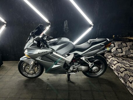 2005 Honda VFR 800, серебристый, 560000 рублей, вид 1