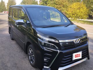 2020 Toyota Voxy III (R80) Рестайлинг, чёрный, 2680000 рублей, вид 3