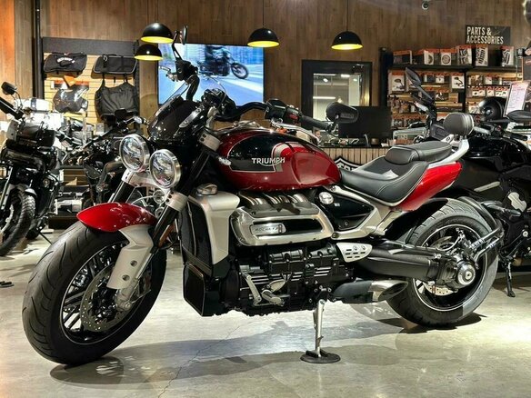 2023 Triumph Rocket 3, красный, 2990000 рублей - вид 4