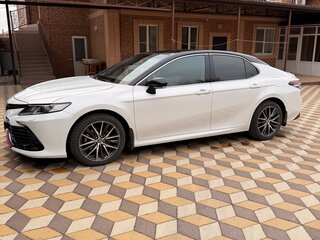 2021 Toyota Camry VIII (XV70) Рестайлинг, белый, 3000000 рублей, вид 5
