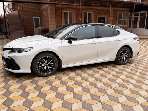 2021 Toyota Camry VIII (XV70) Рестайлинг, белый, 3000000 рублей - вид 4