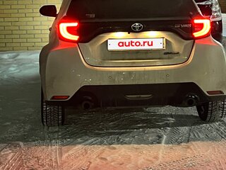 2021 Toyota Yaris IV, белый, 3200000 рублей, вид 4