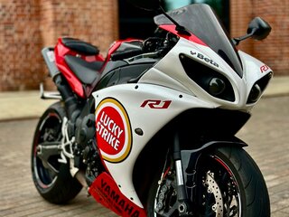 2011 Yamaha YZF-R1, красный, 925000 рублей, вид 3