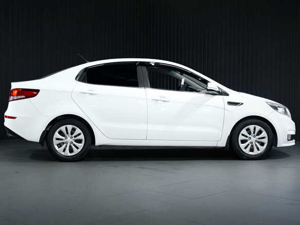 2015 Kia Rio III Рестайлинг, белый, 880000 рублей - вид 7