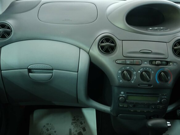 2002 Toyota Vitz I (P10), красный, 479000 рублей - вид 14