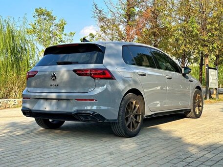 2023 Volkswagen Golf VIII, серый, 1950000 рублей, вид 4