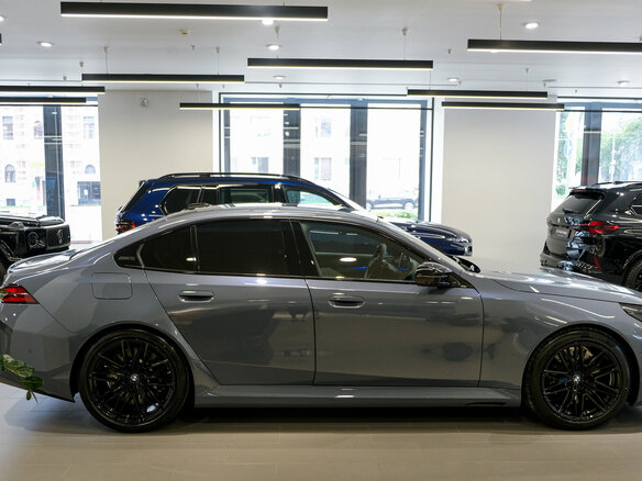 2026 BMW M5 VII (G90), серый, 22990000 рублей - вид 3