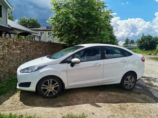 2016 Ford Fiesta Mk6 Рестайлинг, белый, 650000 рублей, вид 4