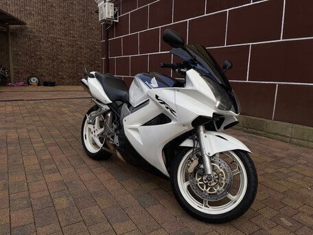 2005 Honda VFR 800, белый, 580000 рублей, вид 2