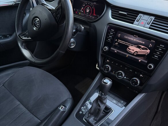 2017 Skoda Octavia III (A7) Рестайлинг, белый, 2600000 рублей - вид 7