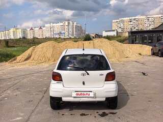2003 Toyota Vitz I (P10), белый, 350000 рублей, вид 2